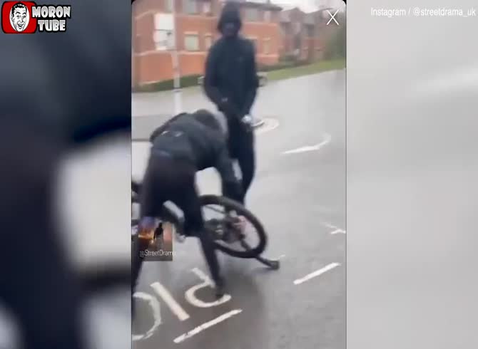 Video :Brazen Thieves Captured on Camera Using an Angle Grinder to Steal a Bicycle in Wide-Light